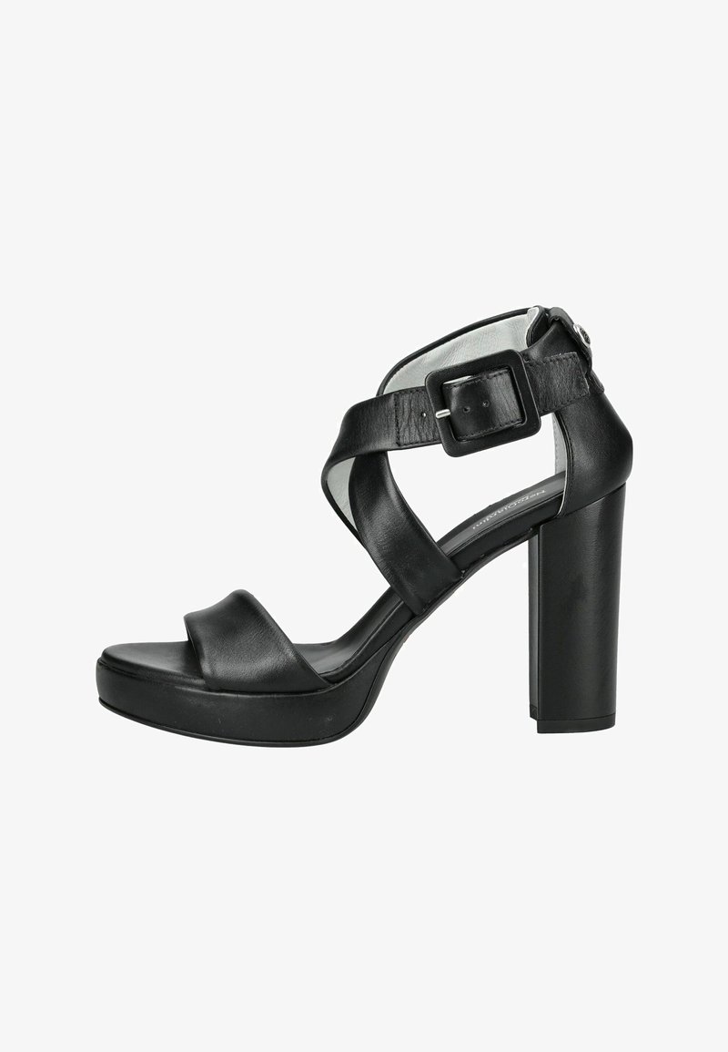 Sandale à talon haut en cuir noir avec talon carré, semelle compensée, bout ouvert et bride de cheville avec boucle carrée.