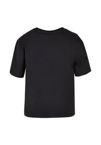 Tricou scurt, negru, din bumbac. Dispune de un guler rotund și un design simplu. Nu există grafică sau modele vizibile pe spate.