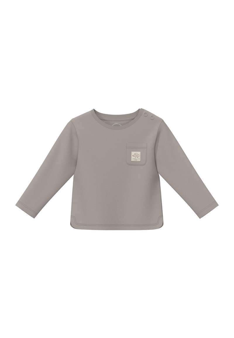 Langarmshirt aus hellgrauem Stoff mit Rundhalsausschnitt, Schulter-Druckknopfdetails und einer Brusttasche mit einem Logo-Patch.