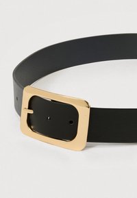 Mustast nahast vöö kuldse ristk�ülikukujulise pandlaga, millel on sile pind ja mitu suuruse reguleerimiseks mõeldud auku.