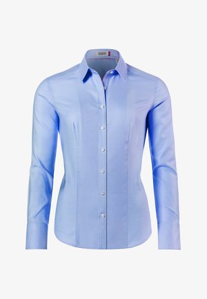 Chemise à manches longues bleu clair fabriquée en tissu lisse, avec un col pointu, un système de fermeture à boutons et une coupe ajustée avec des coutures latérales.