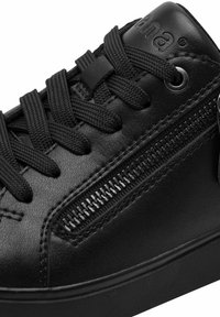 Schwarzer Sneaker mit einem glatten Lederäußeren, strukturierten Schnürsenkeln und einem seitlichen Reißverschlussdetail. Die Sohle ist flach und leicht erhöht.