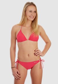 Ensemble de bikini rose comprenant un haut triangulaire et un bas à nouer sur les côtés. Fabriqué en tissu lisse avec peu de matériel et détails de logo sur le côté.