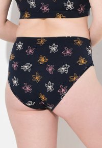 Bikini-Höschen im Marine-Design mit floralen Mustern in Pink, Weiß und Orange. Hergestellt aus weichem Stoff, mit einem mittelhohen Schnitt und elastischem Bund.