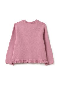 Roze gebreide trui met een ronde halslijn, lange mouwen en een gerimpelde zoom. De textuur is glad en heeft een gemiddeld gewicht.