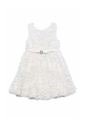Abito bianco senza maniche per bambini piccoli con motivo floreale testurizzato e una cintura sottile con fibbia decorativa in vita.