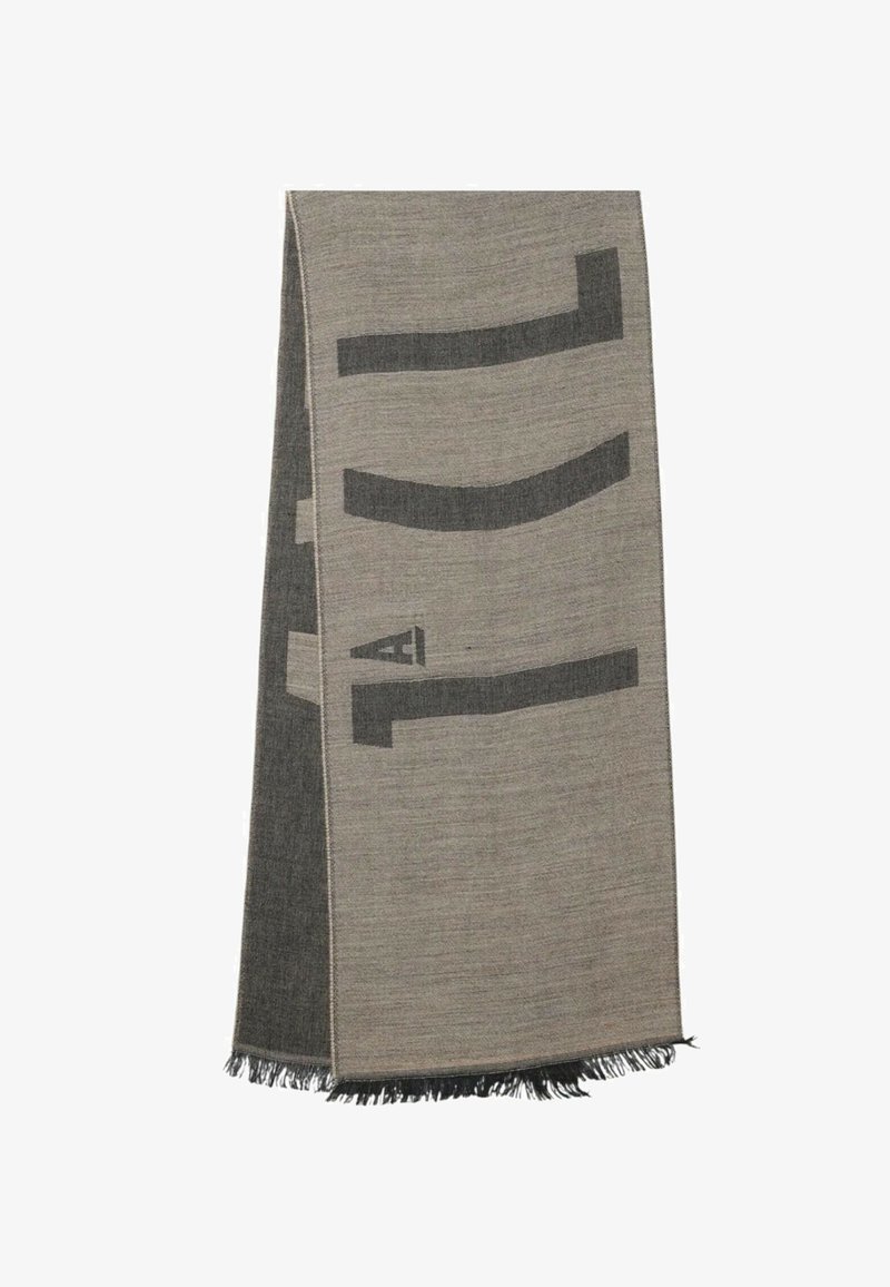 Sciarpa grigia intrecciata con motivi astratti grigio scuro a contrasto e bordi sfrangiati, realizzata in tessuto morbido con una trama liscia.