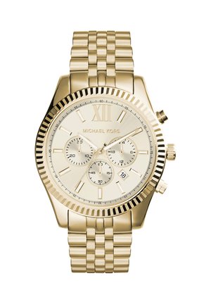 Złoty zegarek Michael Kors z trzema subtarczami, rzymską cyfrą XII, datownikiem na godzinie 4 i połączoną metalową bransoletą.