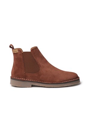 Bruine suède Chelsea boot met elastische zijpaneel, een trekband aan de achterkant en gestikte rubberen zool op een witte achtergrond.