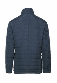 Giacca puffer blu navy con texture trapuntata, colletto alto, maniche lunghe e dettagli a bottoni sui polsini. Presenta un design elegante e aerodinamico.