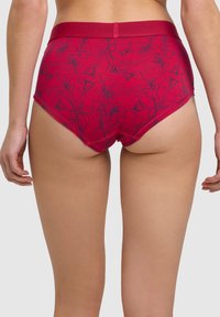 Czerwone majtki w kwiatowy wzór z kontrastującą gumką w pasie. Wykonane z miękkiego materiału, z wysokim krojem nogawek i gładką fakturą.