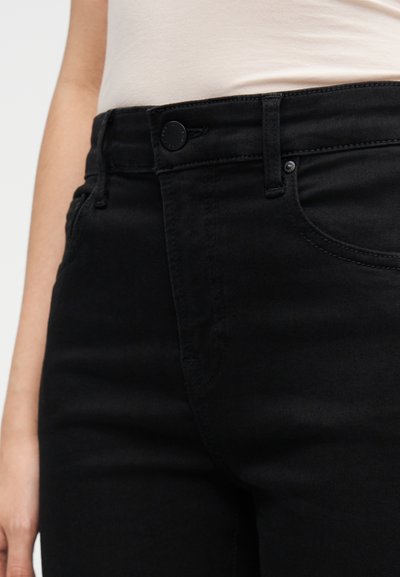 Svarta högmidjade jeans i stretchig bomull. Har knappstängning, framfickor och ton i ton-sömmar för en jämn finish.