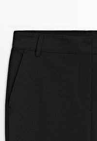 Schwarze, glatt strukturierte Stoffhose mit Bund, Seitentaschen und sauberer Nahtführung. Einfaches Design ohne Verzierungen.