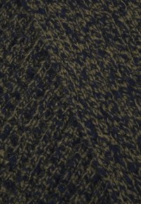 Tessuto in maglia spessa di colore blu navy scuro e verde oliva, con un motivo texturizzato che presenta punti visibili e un aspetto morbido e caldo.