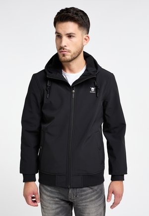 Zwarte softshell jack met een ritssluiting aan de voorkant, verstelbare capuchon, ribgebreide manchetten en een logo op de borst. Bevat zijzakken met knoopsluitingen.