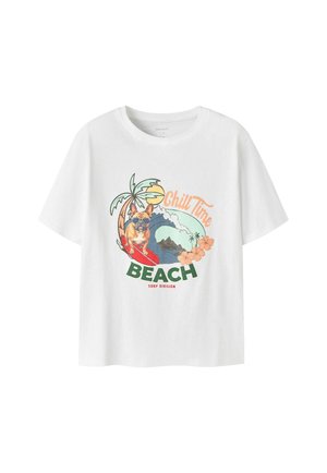 Wit T-shirt met een kleurrijke afbeelding van een hond op een surfplank, palmbomen, bloemen, golven en tekst "Chill Time Beach Surf Division."