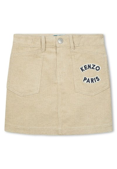 Jupe mini en velours côtelé beige avec deux poches arrière, orné de "KENZO PARIS" brodé en noir. Fermeture par bouton à l'avant et passants de ceinture inclus.