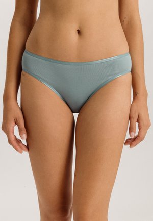 Ljusblå bomullsbikini med en mjuk textur, med en kontrasterande elastisk midje och en enkel, klassisk design.
