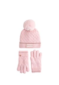 Lyserød strikket hue med en pelskvast og matchende handsker. Fremhæver et kabelmønster og broderet mærkelabel. Accenter i metalisk guld.