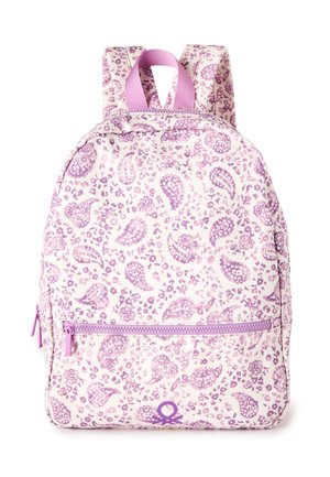 Mochila pequeña con un patrón cachemira en tonos rosa claro y púrpura, bolsillo frontal con cremallera y correas acolchadas para los hombros.