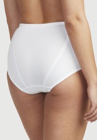 Hochtaillierte weiße Baumwollslips mit glatter Textur, elastischem Bund und flachen Nähten für hohen Tragekomfort und eine diskrete Passform.