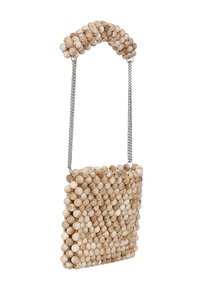 Torebka z koralików o usztywnionej konstrukcji, z zaokrągloną rączką i srebrnym łańcuszkiem, w różnych odcieniach beżu i brązu.
