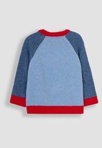Gestreifter Pullover in Hellblau, Dunkelblau und Rot. Verfügt über Raglanärmel und einen kontrastierenden roten Kragen sowie Saum. Weiche Textur, lässiges Design.