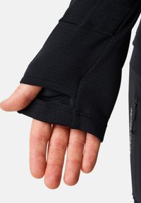 Indumento nero a maniche lunghe con aperture per il pollice, design aderente, texture liscia e dettagli di cucitura visibili al polsino e sulla manica.