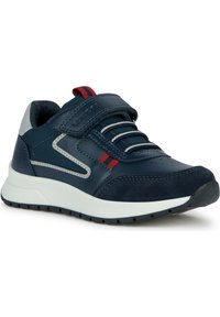 Scarpa da atletica navy in pelle e mesh, con una fascia in Velcro, dettagli a contrasto in grigio e rosso e suola in gomma testurizzata.