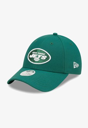 Zielona czapka bejsbolowa wykonana z bawełny. W przedniej części znajduje się haftowane logo "NEW YORK JETS" w kolorze białym, zakrzywiony daszek oraz otwory wentylacyjne.