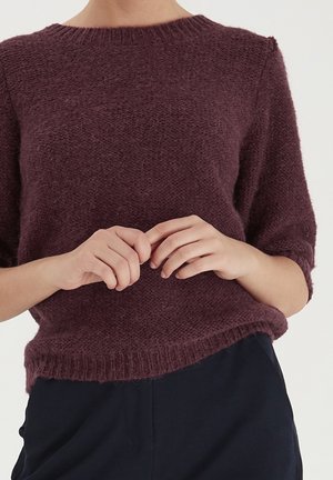 Bordeauxfarbener gestrickter Pullover mit kurzen Ärmeln, geripptem Rundhalsausschnitt und lockerer Passform. Weiche Textur mit einem leicht flauschigen Finish.