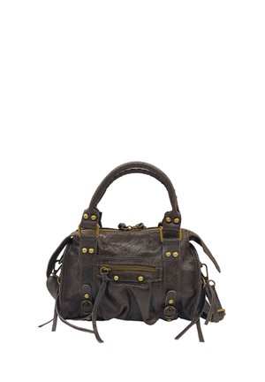 Sac à main en cuir marron avec un design structuré, poche avant zippée, quincaillerie en laiton et franges décoratives sur les côtés.