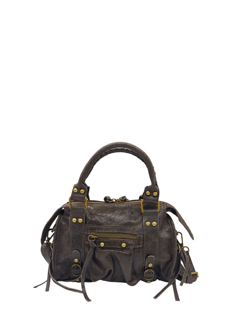 Sac à main en cuir marron avec un design structuré, poche avant zippée, quincaillerie en laiton et franges décoratives sur les côtés.