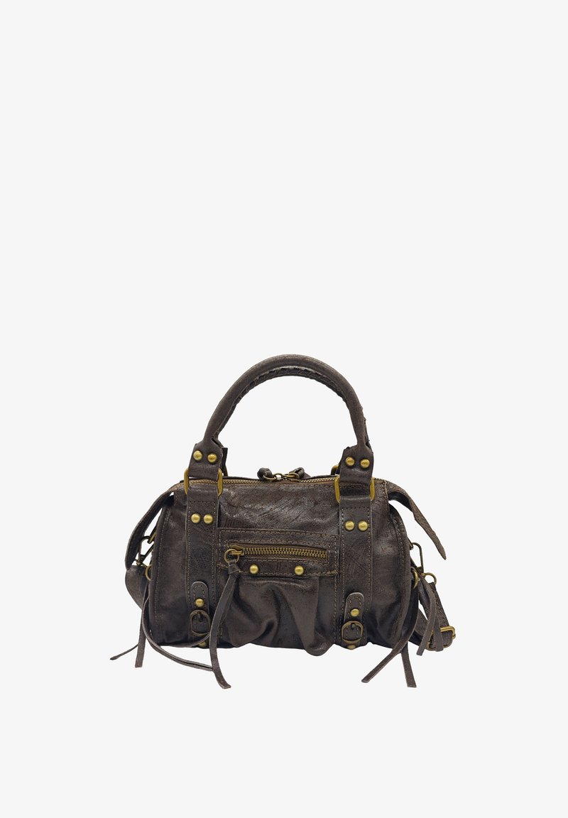 Sac à main en cuir marron avec un design structuré, poche avant zippée, quincaillerie en laiton et franges décoratives sur les côtés.