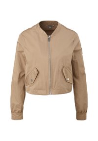 Tan cropped jakke med rund halsudskæring, lynlås foran, to skrå lommer og elastiske manchetter. Fremstillet af et let og tekstureret materiale.