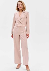 Lichtroest op maat gemaakte pak met een cropped blazer met een notch-kraag en brede broekspijpen. Glad materiaal met subtiele naaddetails.