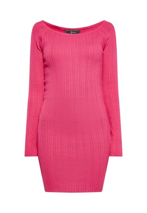 Rippstrickkleid in leuchtendem Pink, mit langen Ärmeln und weitem Ausschnitt. Glatte Textur mit figurbetontem Schnitt, endet bis zur Mitte des Oberschenkels.