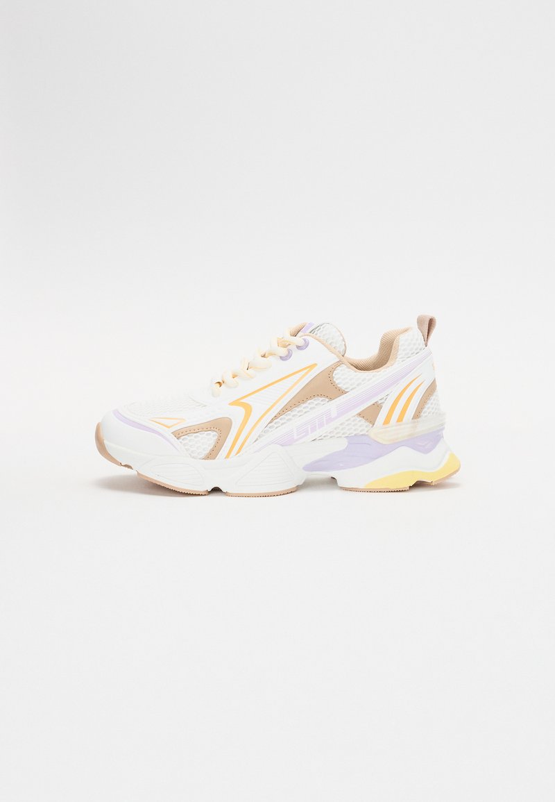 Sneakers sportivi con tomaia in rete bianca, accenti beige e dettagli in viola e giallo. Presentano una suola ammortizzata e un sistema di allacciatura.