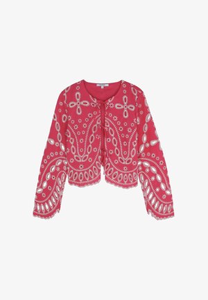 Jachetă roșie scurtă, caracterizată prin broderii albe intricate cu modele florale și paisley. Finalizată cu un guler rotund și închidere cu fundă.