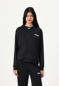 Fekete zipzáras kapucnis pulóver sima anyagból, kapucnival, bordázott mandzsettával, és a bal mellrészen fehér Adidas logóval.