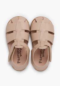 Beez nahkking sandaalid avatud disainiga, millel on põimitud rihmad ja tagumine takjakinnitus. Pehme sisemine vooder, lame tald.