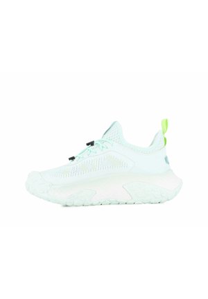 Chaussure de sport vert menthe clair avec une tige en maille respirante, bout arrondi, semelle texturée distinctive et une languette brillante verte à l'arrière.