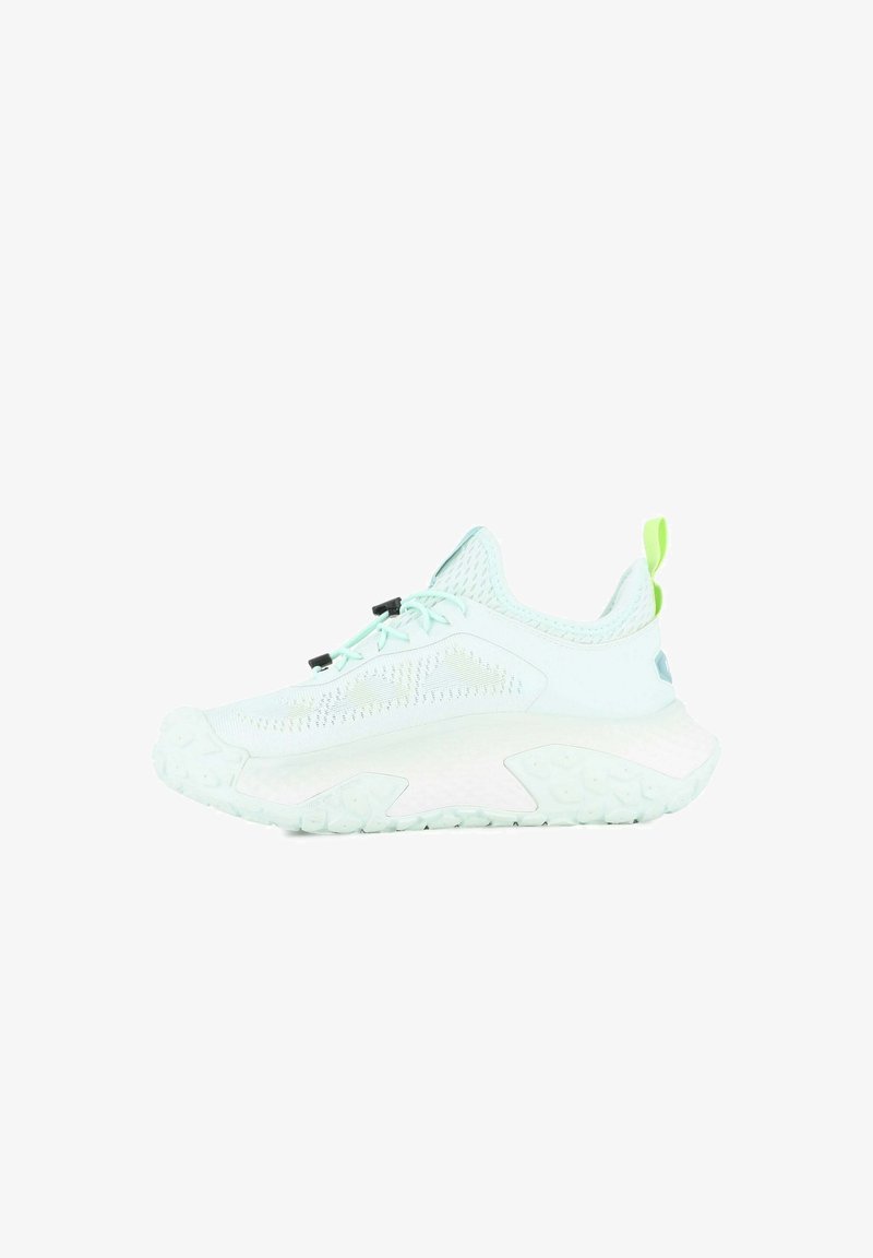 Chaussure de sport vert menthe clair avec une tige en maille respirante, bout arrondi, semelle texturée distinctive et une languette brillante verte à l'arrière.