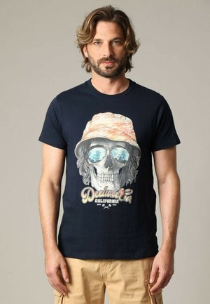 Marineblauwe katoenen t-shirt met een grote afbeelding van een schedel die een emmerhoed en zonnebril draagt, met een tekstlogo in vintage-stijl.