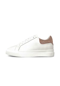 Zapatilla blanca de caña baja con detalle marrón en el talón decorado con pequeños remaches metálicos, cordones blancos y suela blanca gruesa.