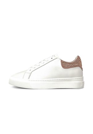 Zapatilla blanca de caña baja con detalle marrón en el talón decorado con pequeños remaches metálicos, cordones blancos y suela blanca gruesa.