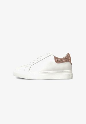 Zapatilla blanca de caña baja con detalle marrón en el talón decorado con pequeños remaches metálicos, cordones blancos y suela blanca gruesa.