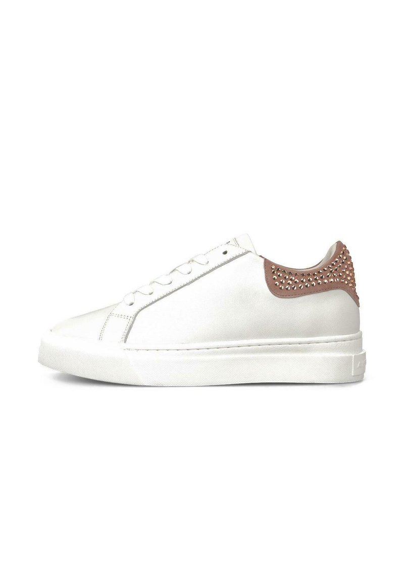 Zapatilla blanca de caña baja con detalle marrón en el talón decorado con pequeños remaches metálicos, cordones blancos y suela blanca gruesa.