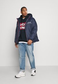 Jack & Jones JJECORP LOGO - Jersey con capucha - navy blazer/print