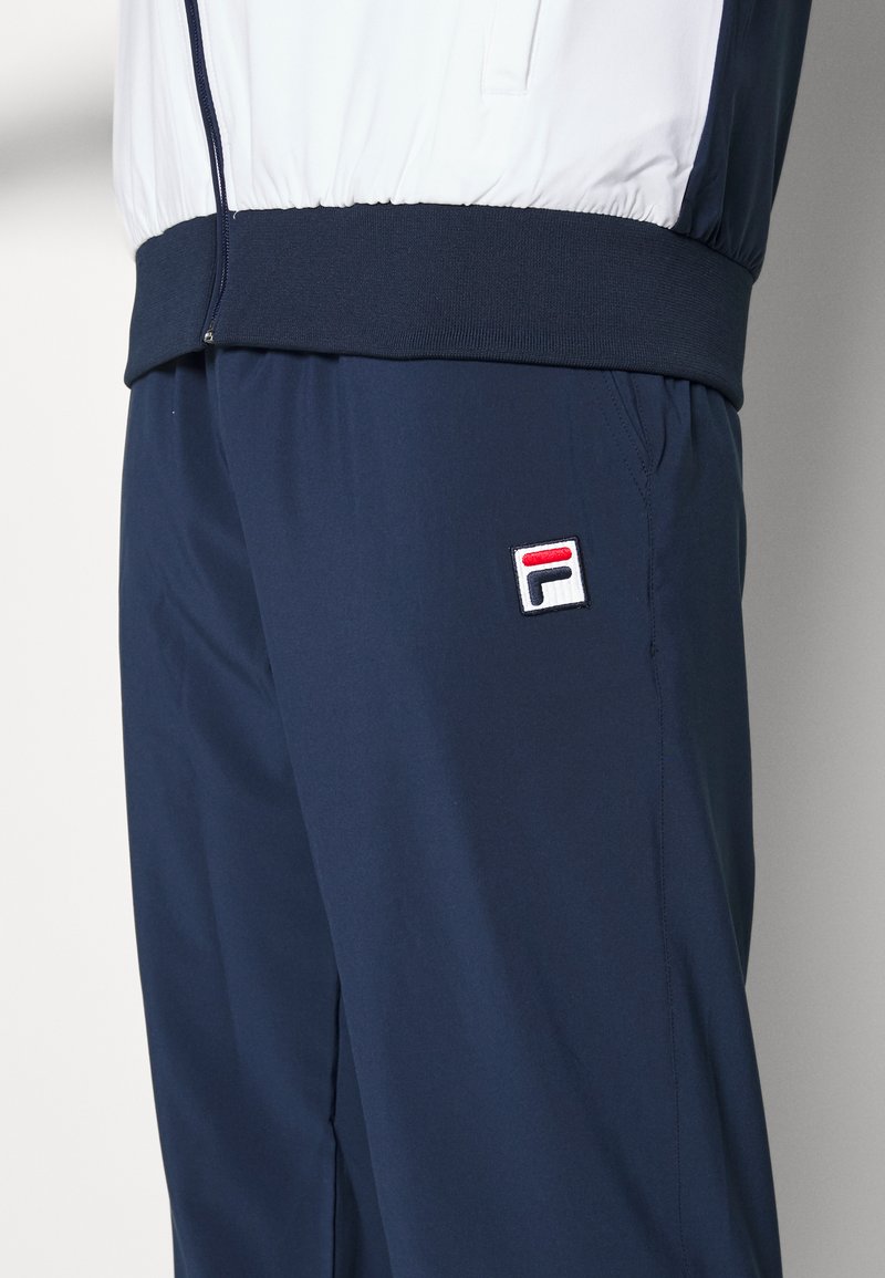 Herren Trainingsanzüge | Fila TRACKSUIT MAX Trainingsanzug white/peacoat blue/weiß - QL88414 Herren Trainingsanzüge | Fila TRACKSUIT MAX Trainingsanzug white/peacoat blue/weiß - QL88414